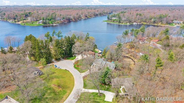 18886 Greenwood Court, Spring Lake, MI 49456