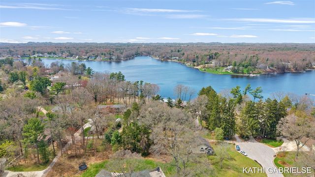 18886 Greenwood Court, Spring Lake, MI 49456