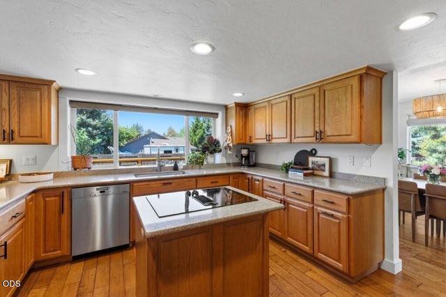 61211 Mount Vista Drive, Bend, OR 97702