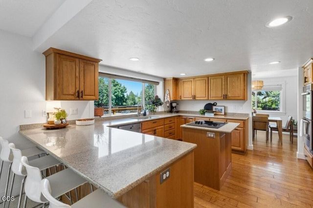 61211 Mount Vista Drive, Bend, OR 97702