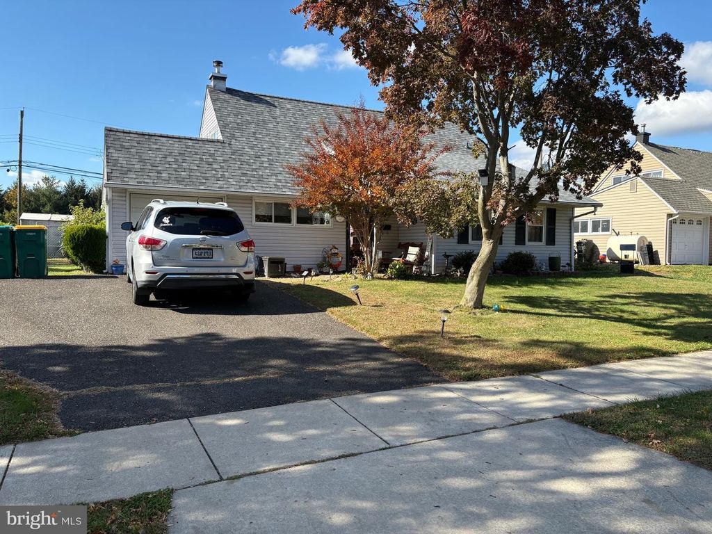 11 DOLPHIN RD, Levittown, PA 19056