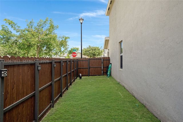 572 NE 6th Pl, Homestead, FL 33034