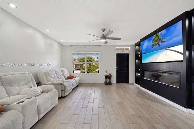 572 NE 6th Pl, Homestead, FL 33034