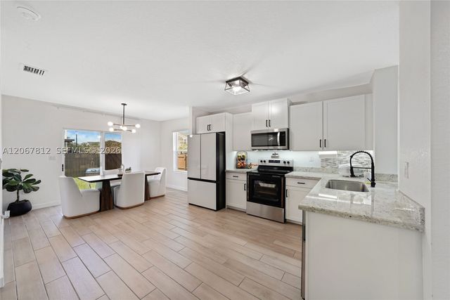 572 NE 6th Pl, Homestead, FL 33034