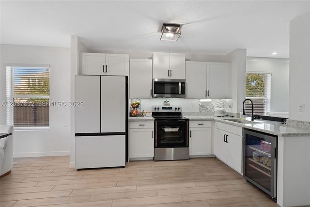 572 NE 6th Pl, Homestead, FL 33034