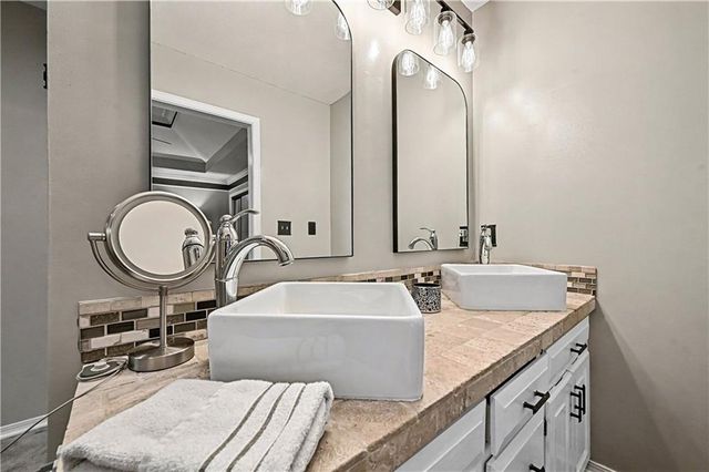 320 NW Palmer Street, Blue Springs, MO 64014