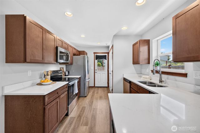 523 E Van Dam Place, Buckley, WA 98321