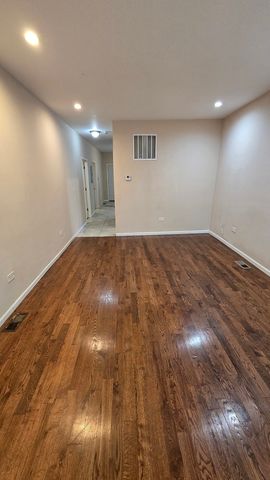 8551 S Manistee Avenue, Chicago, IL 60617