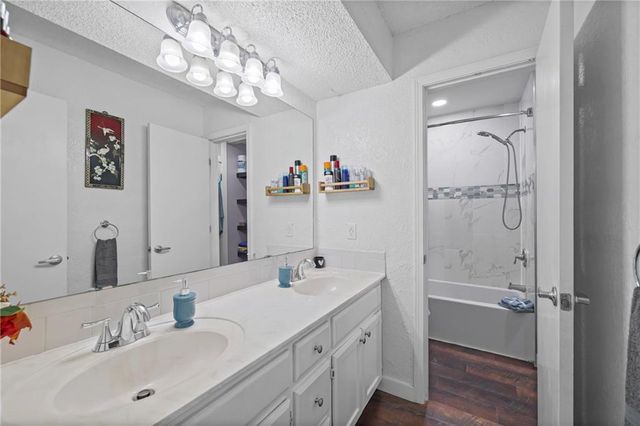 4513 Wallingford Drive, Blue Springs, MO 64015