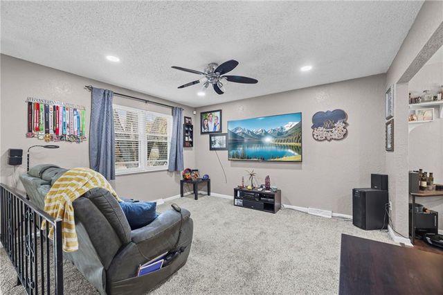 4513 Wallingford Drive, Blue Springs, MO 64015