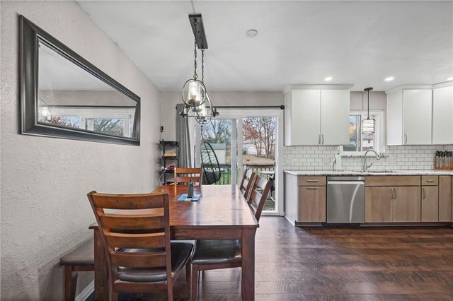 4513 Wallingford Drive, Blue Springs, MO 64015