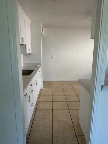 305 Boone Way, Modesto, CA 95351