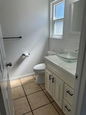 305 Boone Way, Modesto, CA 95351