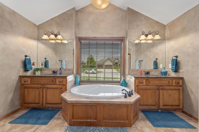 2250 N Stonegate Cir, Andover, KS 67002