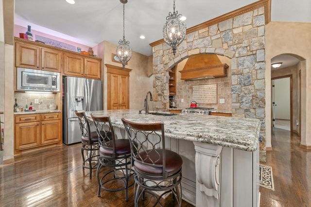 2250 N Stonegate Cir, Andover, KS 67002