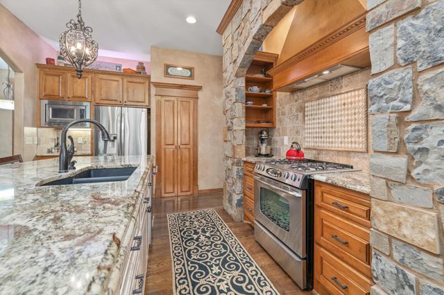 2250 N Stonegate Cir, Andover, KS 67002