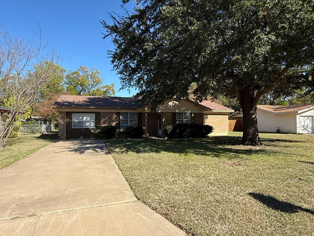 2206 12th Street, Brownwood, TX 76801
