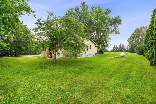 N5403 COUNTY RD W, New London, WI 54961