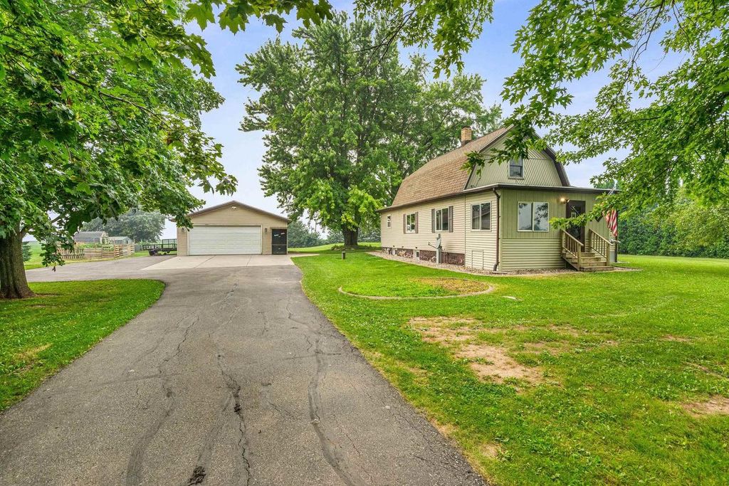 N5403 COUNTY RD W, New London, WI 54961