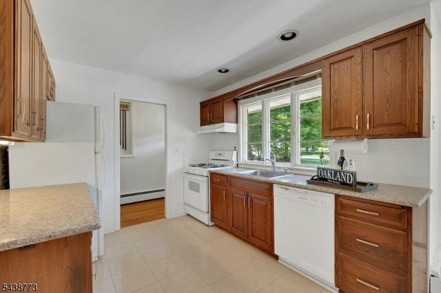 403 W Oakland Ave, Oakland Boro, NJ 07436