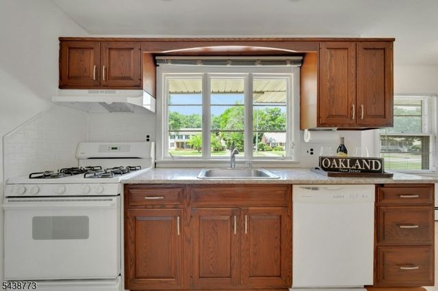 403 W Oakland Ave, Oakland Boro, NJ 07436