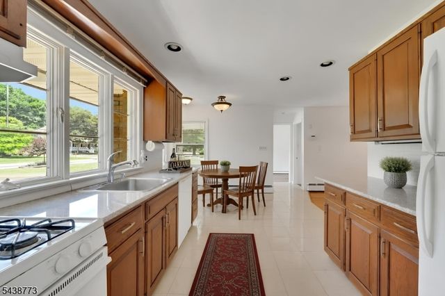 403 W Oakland Ave, Oakland Boro, NJ 07436