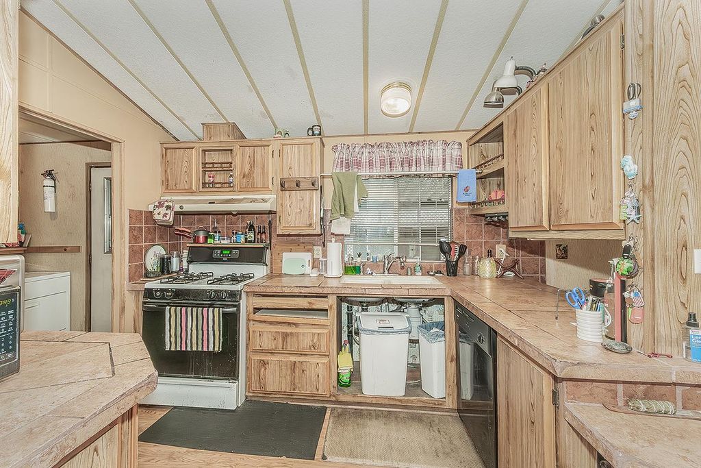 Image 11 of property listing at 17423 Bluewater Bay Lane, Friant, CA 93626