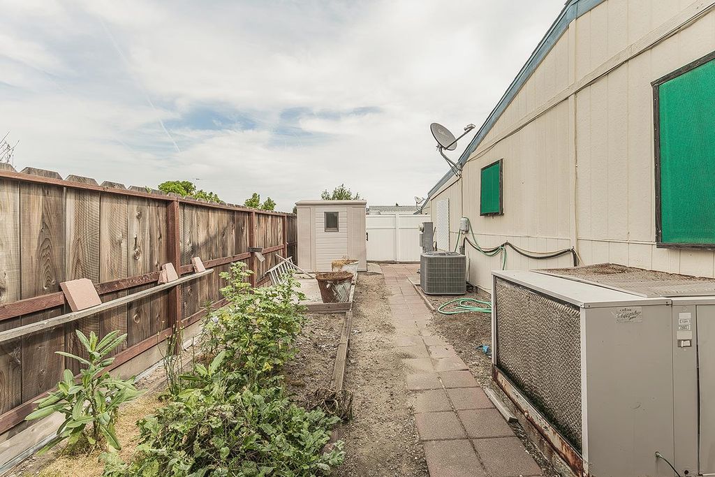 Image 31 of property listing at 17423 Bluewater Bay Lane, Friant, CA 93626