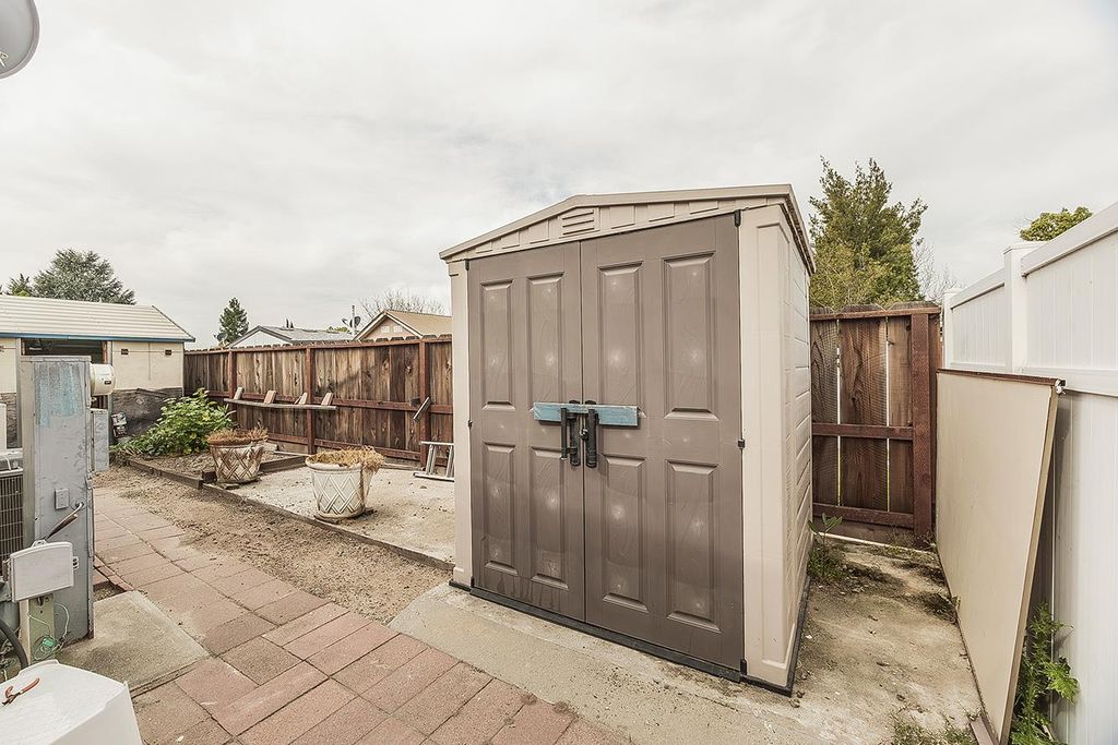 Image 33 of property listing at 17423 Bluewater Bay Lane, Friant, CA 93626
