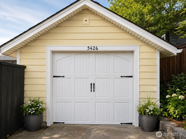 5426 Green Lake Way N, Seattle, WA 98103
