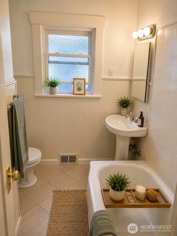 5426 Green Lake Way N, Seattle, WA 98103