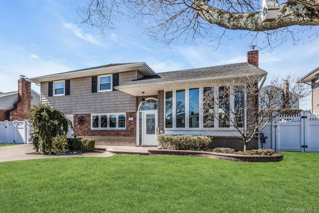 71 Lea Ann Terrace, Wantagh, NY 11793