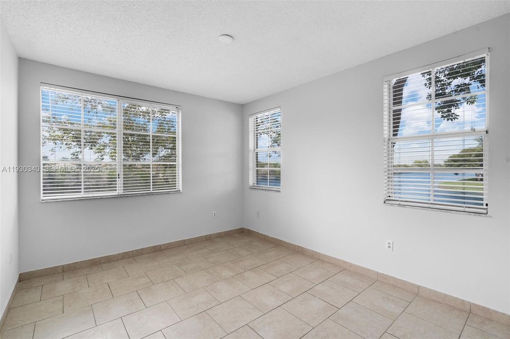Image 11 of property listing at 2401 W Preserve Way 204, Miramar, FL 33025