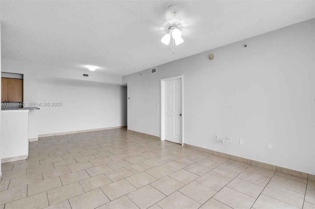 Image 6 of property listing at 2401 W Preserve Way 204, Miramar, FL 33025