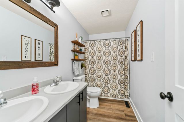 2409 N 7th Avenue E, Newton, IA 50208