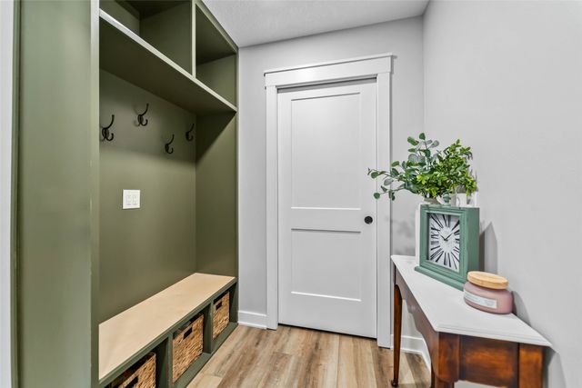 2409 N 7th Avenue E, Newton, IA 50208