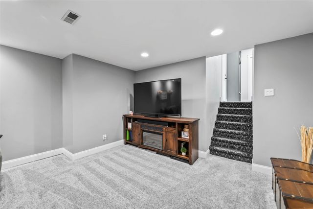 2409 N 7th Avenue E, Newton, IA 50208