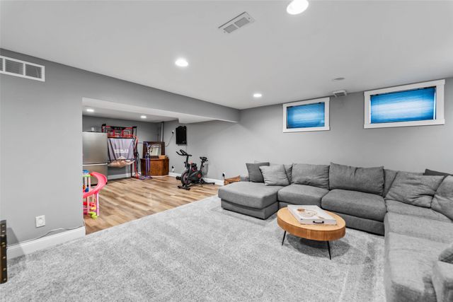 2409 N 7th Avenue E, Newton, IA 50208