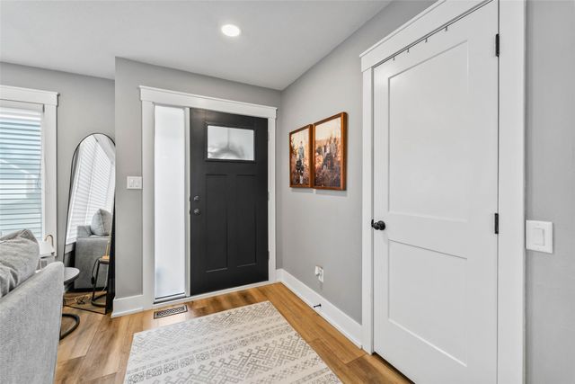 2409 N 7th Avenue E, Newton, IA 50208