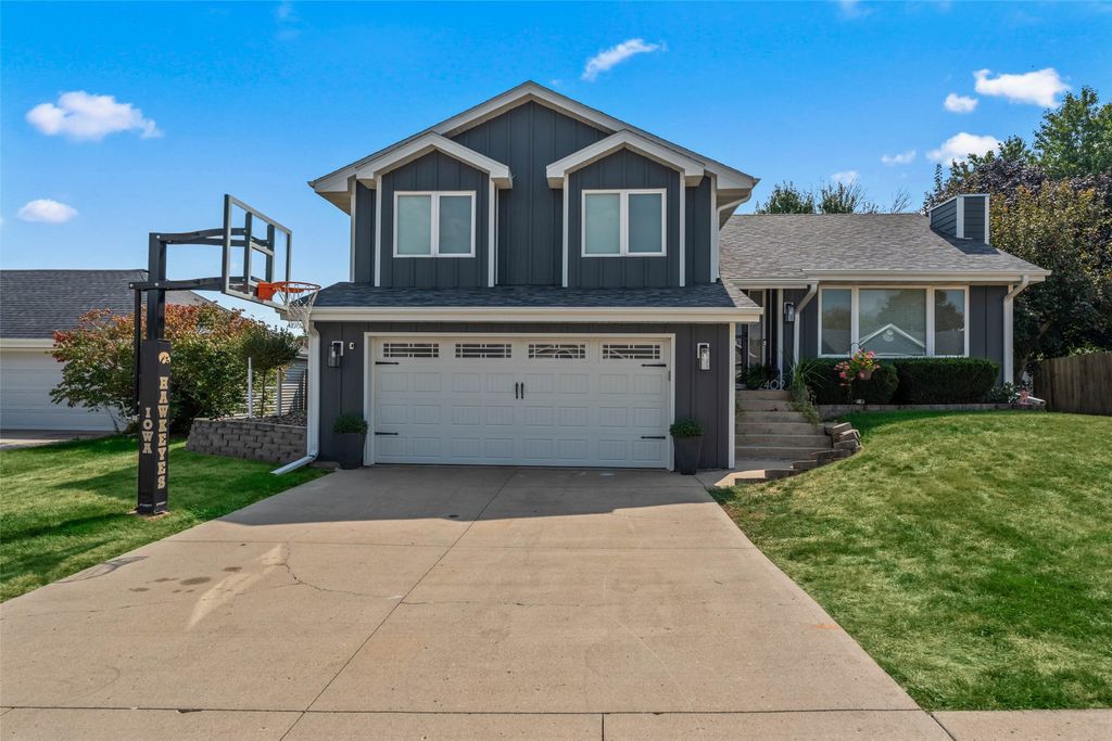 2409 N 7th Avenue E, Newton, IA 50208