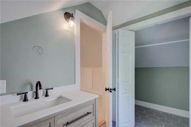 556 East Main Road Road, Middletown, RI 02842