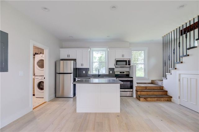 556 East Main Road Road, Middletown, RI 02842