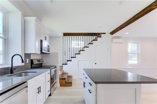 556 East Main Road Road, Middletown, RI 02842