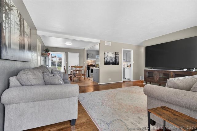 320 SE Greystone Avenue, Bartlesville, OK 74006