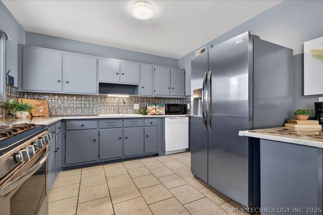 320 SE Greystone Avenue, Bartlesville, OK 74006