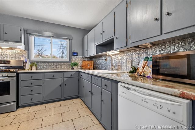 320 SE Greystone Avenue, Bartlesville, OK 74006