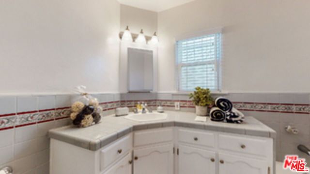 2059 W 83rd Street, Los Angeles, CA 90047