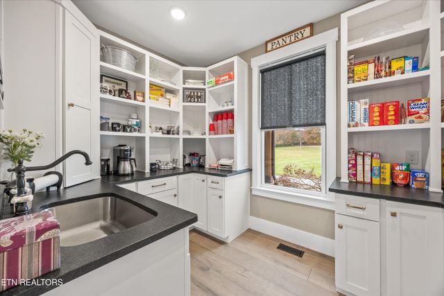 1419 Graves Rd, Strawberry Plains, TN 37871