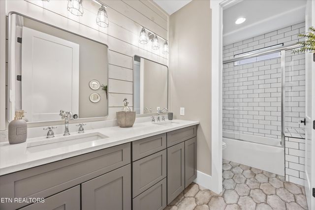 1419 Graves Rd, Strawberry Plains, TN 37871