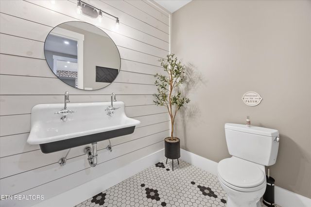 1419 Graves Rd, Strawberry Plains, TN 37871